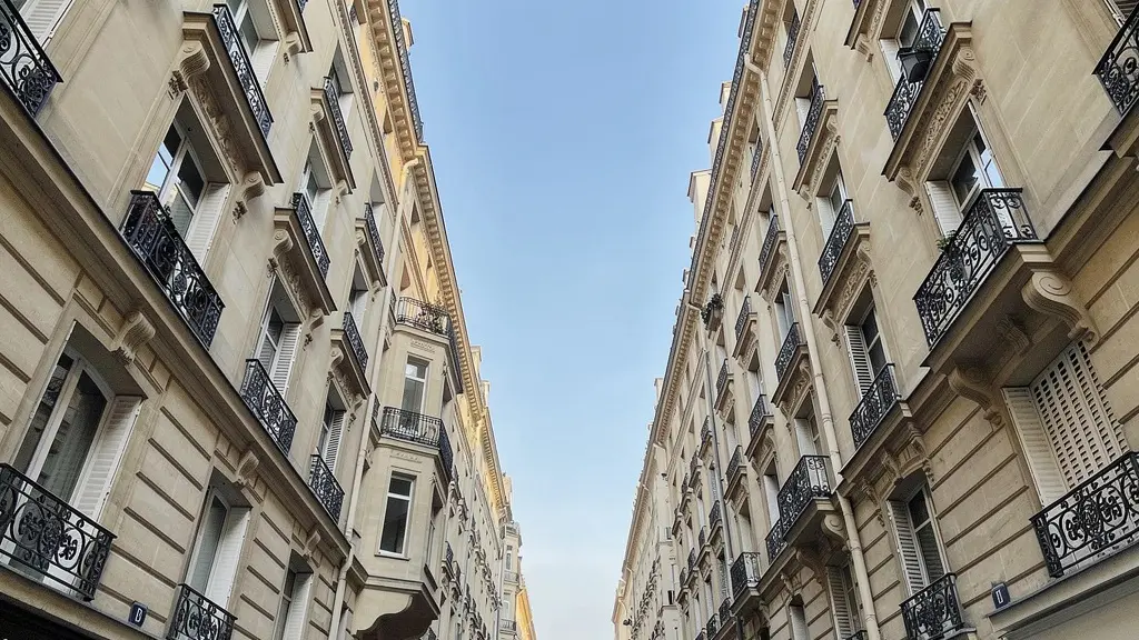 Façades d'immeubles haussmanniens parisiens illustrant le marché immobilier local